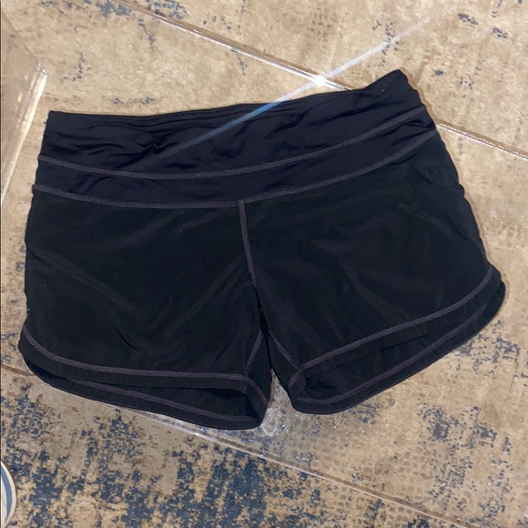 Lululemon black shorts size 6 - Picture 5 of 8